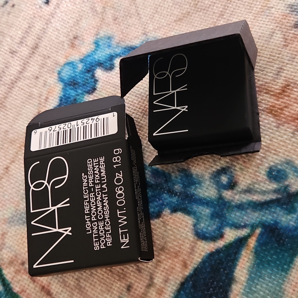 NARS Light Reflecting Setting Pressed Powder - Picture 3 of 12